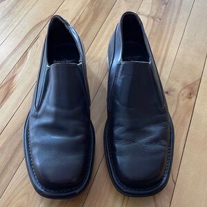 Bacco Bucci dark brown leather driving shoe. Forefoot V insets. Slip on. 9.5